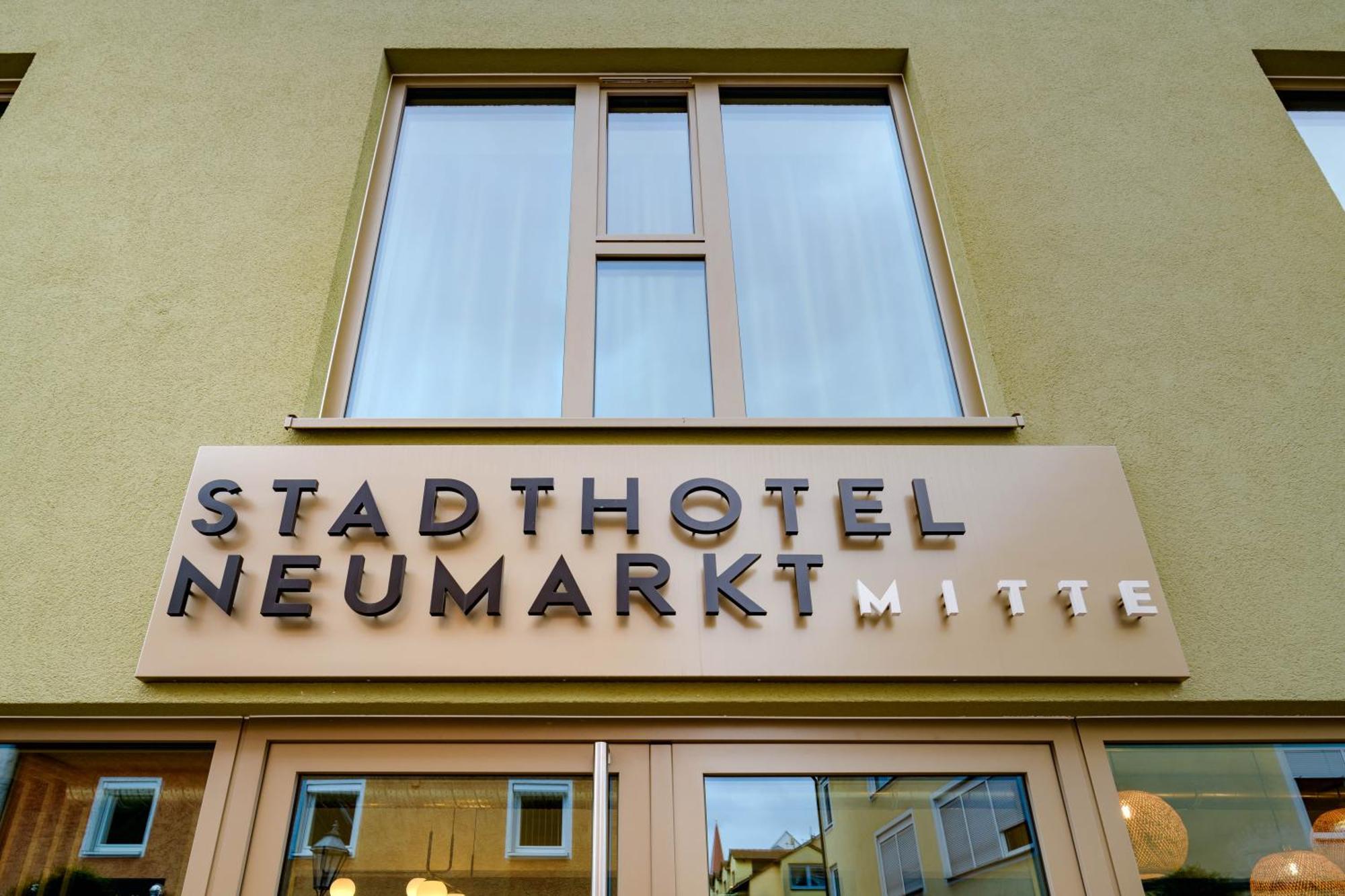 Stadthotel Neumarkt Mitte นอยมาร์คท์ อิน แดร์ โอเบอร์พฟัลซ์ ภายนอก รูปภาพ