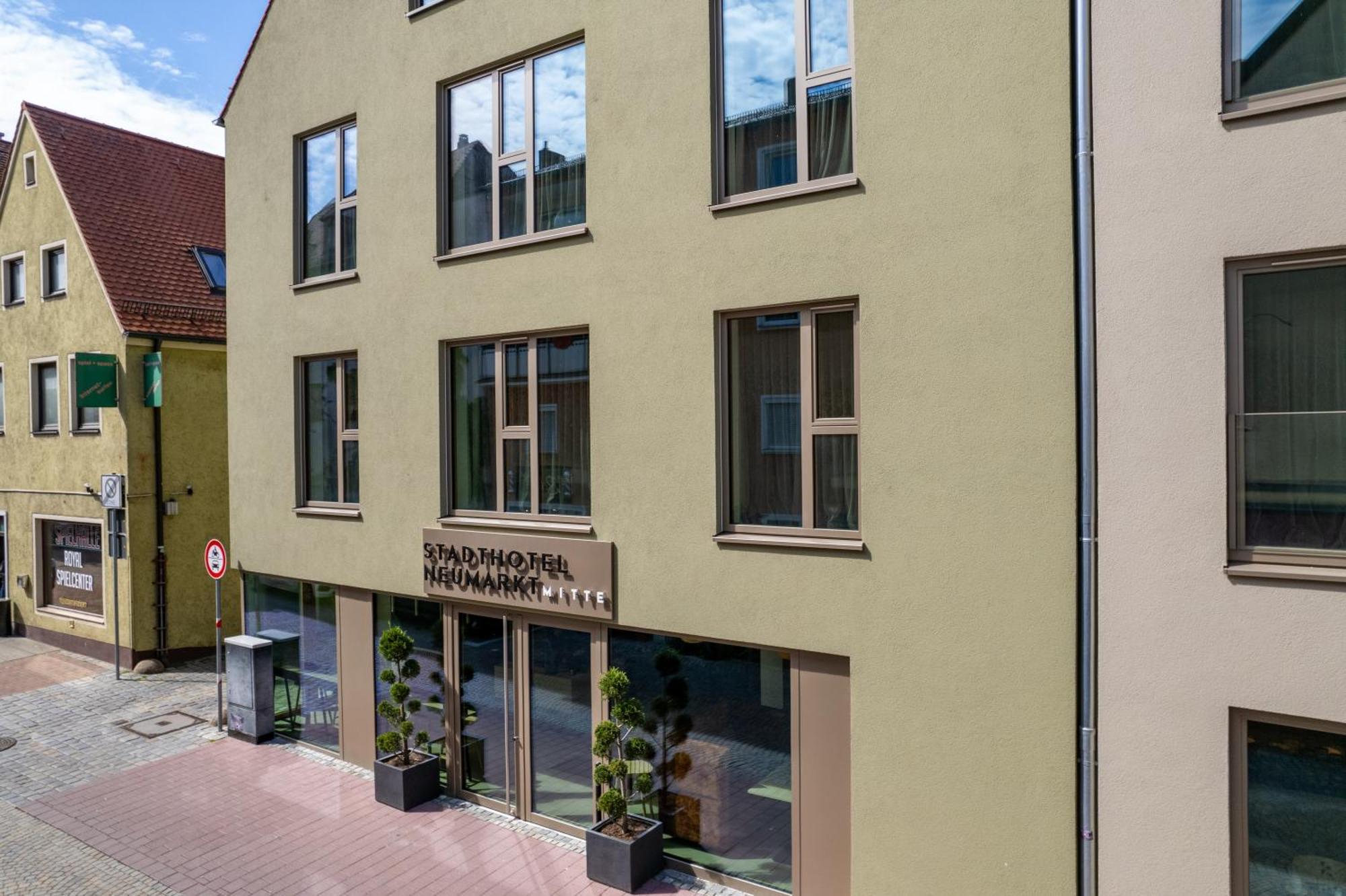 Stadthotel Neumarkt Mitte นอยมาร์คท์ อิน แดร์ โอเบอร์พฟัลซ์ ภายนอก รูปภาพ